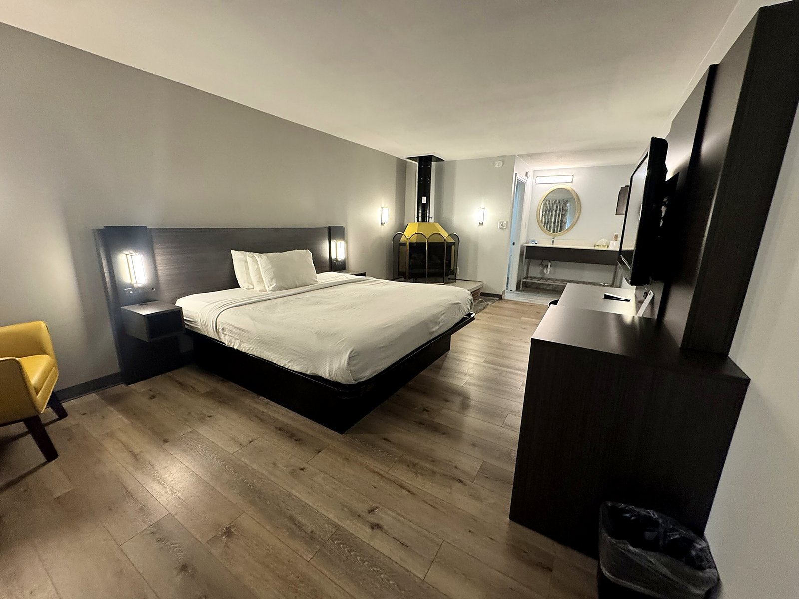 King room with sitting area